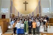 主禮、聖壇侍從、詩班與聖米迦勒小學教職員合照