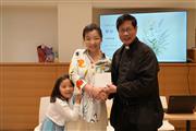 吳汝林牧師致送感謝卡予許素芳博士