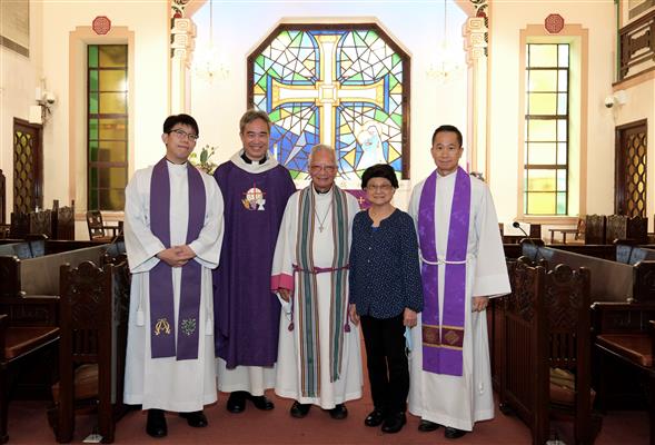 本堂聖品與謝博文法政牧師及師母